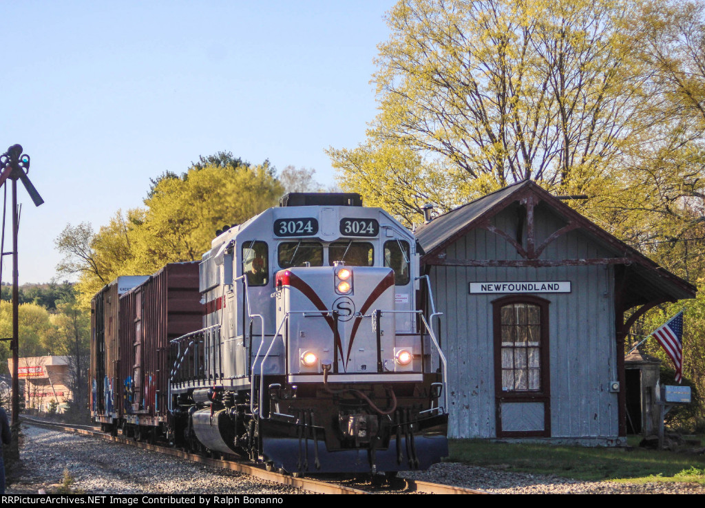 WS 2 eastbound past the old station at Newfoundland